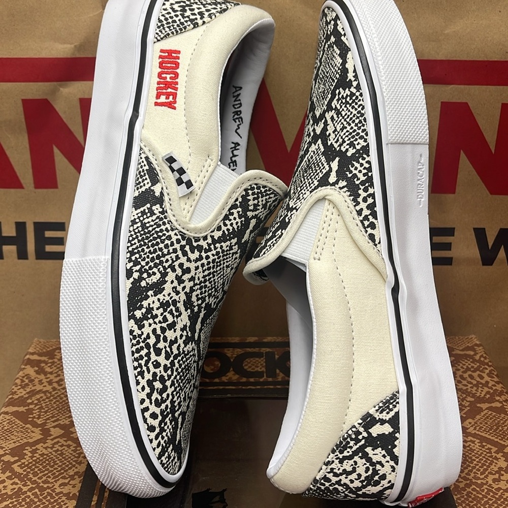 Vans WMNS Skate Slip-On Hockey Skateboards Snake
VN0A5FCA7W1
Sneakers - Picture 11 of 16